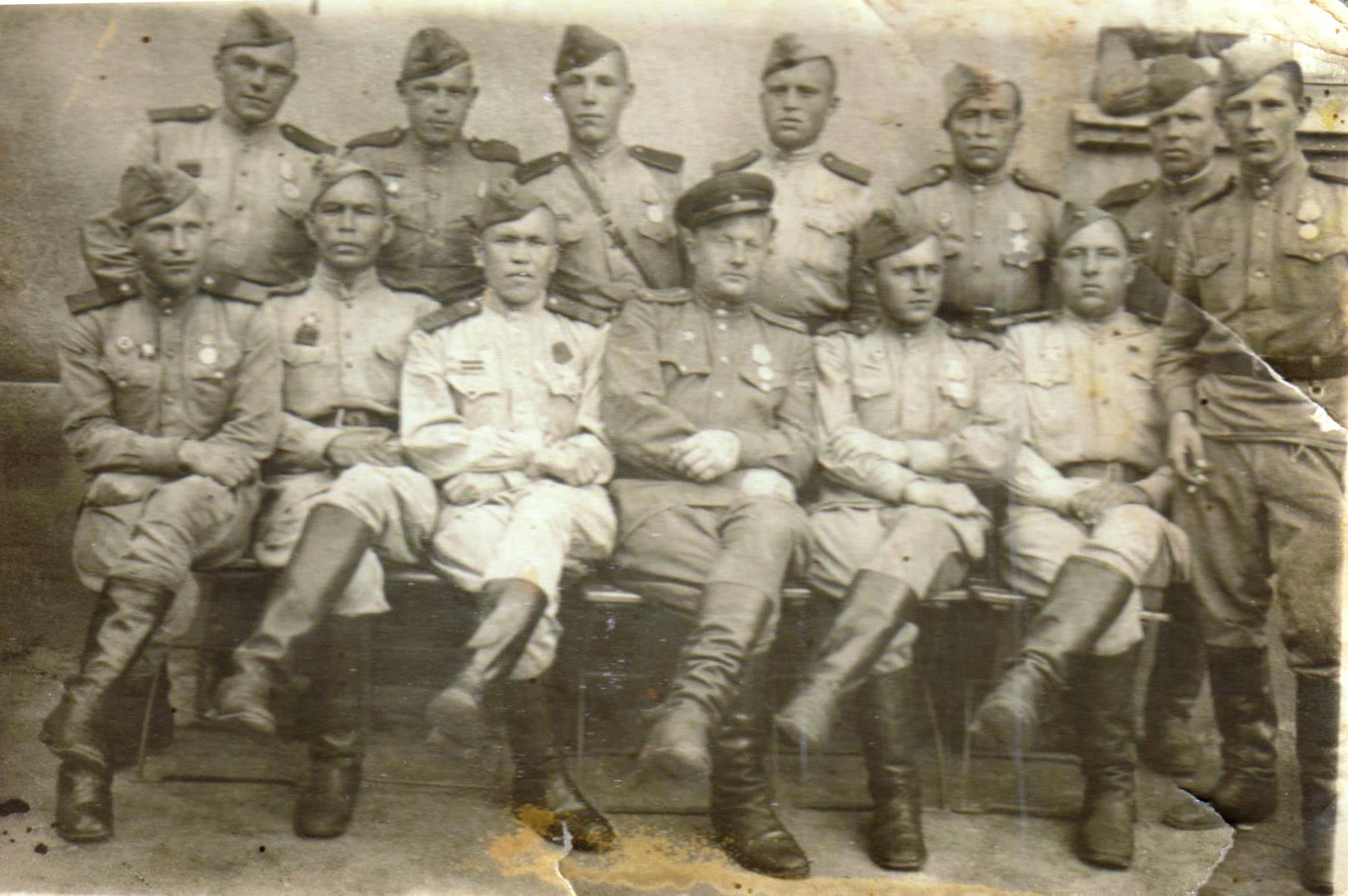 Селезнев Григорий Михайлович (нижний ряд справа первый).jpeg
